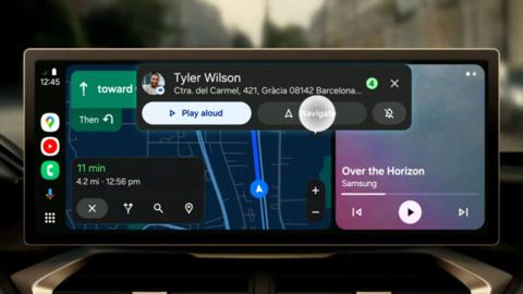 من iPhoneIslam.com، لوحة قيادة سيارة مزودة بشاشة GPS تعرض حدث مؤتمر Samsung Unpacked 2024 وسلسلة Galaxy S