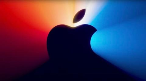 من iPhoneIslam.com، يظهر شعار Apple أمام الضوء الأحمر والأزرق والأصفر.