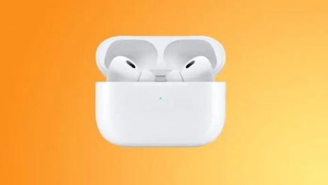 من iPhoneIslam.com، AirPods Pro على خلفية برتقالية.