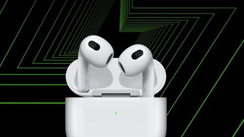 من iPhoneIslam.com، سماعات أذن AirPods 4 في علبة شحن مفتوحة على خلفية هندسية خضراء وسوداء.