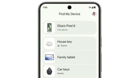 من iPhoneIslam.com، شاشة هاتف ذكي تعرض تطبيق "العثور على جهازي" مع العناصر المدرجة بما في ذلك "elisa s Pixel 8" و"مفتاح المنزل" و"الجهاز اللوحي العائلي" و"مفاتيح السيارة".