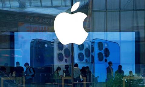 من iPhoneIslam.com، يظهر شعار أبل أمام أحد متاجر الزجاج، ويعرض العلامة التجارية الشهيرة لشركة أبل.