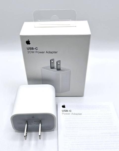 من iPhoneIslam.com، يظهر محول الطاقة Apple USB-C بقوة 20 واط مع عبوته ودليل التعليمات على خلفية بيضاء، وهو مثالي للشحن السريع وتحسين عمر بطارية جهازك.