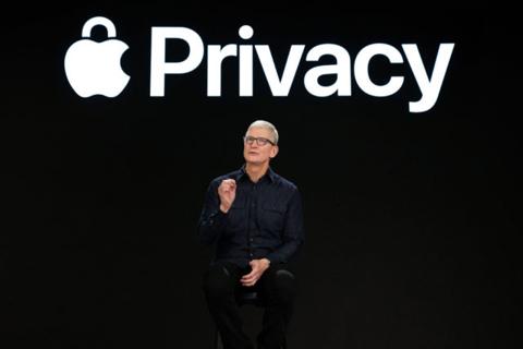 من iPhoneIslam.com، تيم كوك أمام شعار خصوصية Apple أثناء الاستحواذ على Brighter AI.