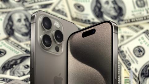 من iPhoneIslam.com، يجلس iPhone 15 فوق كومة من المال.