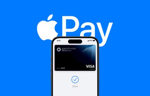 من iPhoneIslam.com، يظهر تطبيق Apple Pay على خلفية زرقاء.