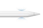 من iPhoneIslam.com، لقطة مقربة لقلم أبيض اللون، يذكرنا بـ قلم Apple Pro، مع خطوط دائرية زرقاء توضح ميزات حساسية اللمس بالقرب من طرفه.