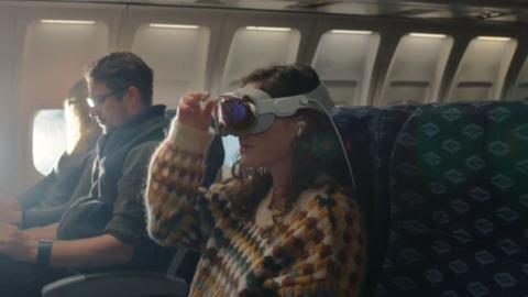 من iPhoneIslam.com، امرأة ترتدي سماعة الواقع الافتراضي على متن طائرة، وتختبر عالم يناير الافتراضي الغامر.