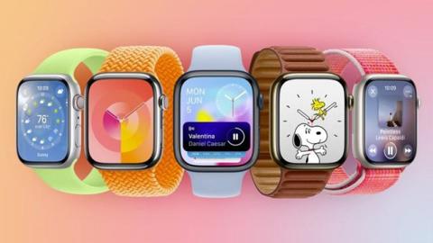 من iPhoneIslam.com، مجموعة من خمس ساعات ذكية بألوان وأنماط مختلفة للسوار، تعرض وجوهًا وتطبيقات مختلفة للساعة، على خلفية متدرجة باللون الوردي والبرتقالي، تم عرضها بسلاسة خلال افتتاحية مؤتمر WWDC 2024.