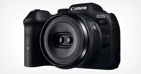 من iPhoneIslam.com، كاميرا Canon EOS R7 مزودة بعدسة RF-S 18-45mm F4.5-6.3 IS STM، معروضة على خلفية بيضاء عادية، مما يجعل آخر أخبار التصوير الصحفي في يونيو القادم.