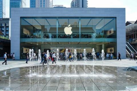 من iPhoneIslam.com، متجر التفاح في شنغهاي به نافورة أمامه.