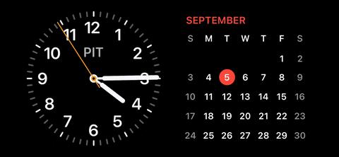 من iPhoneIslam.com، تظهر الساعة على خلفية سوداء بنظام iOS 17.
