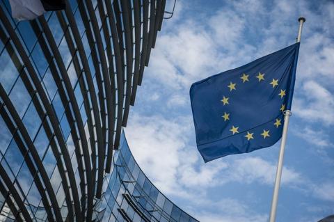 من iPhoneIslam.com، علم الاتحاد الأوروبي يرفرف أمام مبنى المفوضية الأوروبية في بروكسل.