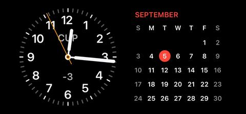 من iPhoneIslam.com، تظهر الساعة على خلفية سوداء، وتعرض iOS 17.