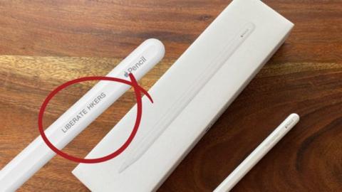 من iPhoneIslam.com، آيباد أبل عليه دائرة حمراء. يشتمل هذا iPad على قلم Apple Pencil الجديد ولكنه يفتقر إلى أي ميزات أو كائنات مميزة إضافية.
