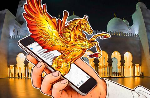 من iPhoneIslam.com، يحمل أحد الأشخاص هاتفًا عليه طائر الفينيق الذهبي، ويعرض التصميم الذهبي الأنيق.