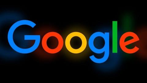 من iPhoneIslam.com، صورة شعار Google بأحرفه باللون الأزرق والأحمر والأصفر والأخضر على خلفية سوداء، مما يضيف تباينًا أنيقًا.