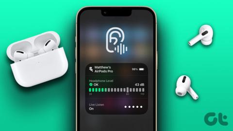 من iPhoneIslam.com، هاتف iPhone يعرض مستوى البطارية وإعدادات سماعات AirPods Pro على خلفية فيروزية، مع وضع سماعات الأذن بجانبها.