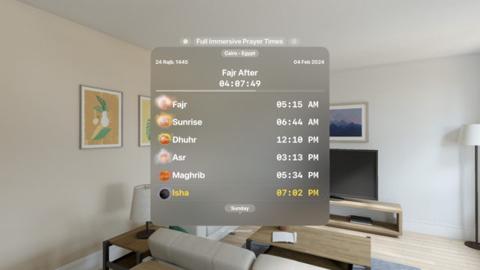 من iPhoneIslam.com، عرض ثلاثي الأبعاد لغرفة معيشة بها تلفزيون، يعرض وظائف تطبيق (تطبيق) أوقات الصلاة (الصلاة)