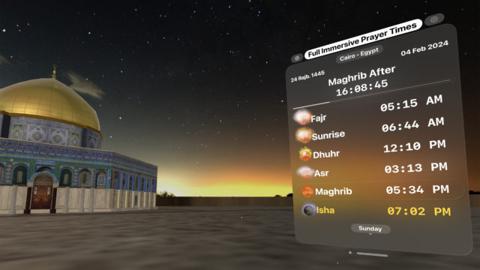 من iPhoneIslam.com، The Dome of the Rock - لقطة شاشة مصغرة تعرض تطبيق أوقات الصلاة ونظارة Vision Pro.