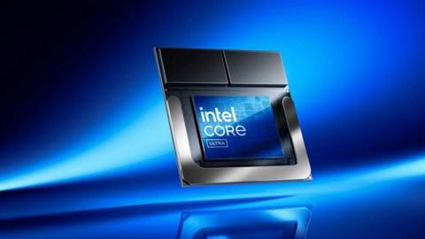 من iPhoneIslam.com، صورة لشريحة معالج Intel Core Ultra على خلفية متدرجة اللون الأزرق مع انعكاسات الضوء.