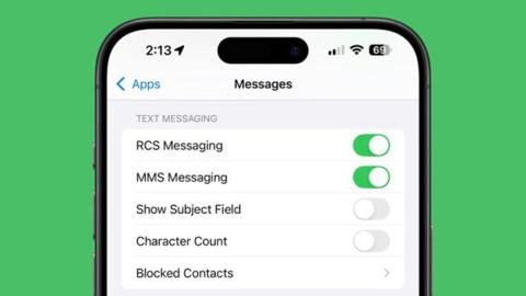من iPhoneIslam.com، تعرض شاشة الهاتف الذكي إعدادات تطبيق المراسلة، وتعرض مفاتيح التبديل لرسائل RCS، ورسائل MMS، وإظهار حقل الموضوع، وعدد الأحرف، وجهات الاتصال المحظورة. يتم تشغيل RCS وMMS. توفر تحديثات ميزات أخبار الهامش في الفترة من 21 إلى 27 يونيو وظائف محسنة.