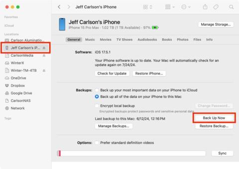 من iPhoneIslam.com، لقطة شاشة لتطبيق Apple Finder تعرض إعدادات "Jeff Carlson s iPhone". يتم عرض خيارات النسخ الاحتياطي وتفاصيل التخزين ومعلومات إصدار البرنامج لجهاز الآيفون الذي يعمل بنظام التشغيل iOS 18. ويتم تمييز زر "النسخ الاحتياطي الآن"، وهو جاهز لبدء نسخة نسخة احتياطية.