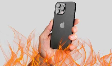 من iPhoneIslam.com، شخص يحمل جهاز iPhone أمام النار أثناء التحديث إلى iOS 17.0.3.