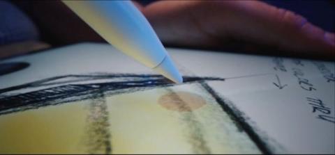 من iPhoneIslam.com، شخص يرسم على جهاز لوحي باستخدام قلم.
