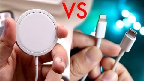 من iPhoneIslam.com، شخص يحمل شاحن iPhone وشاحن MagSafe اللاسلكي.