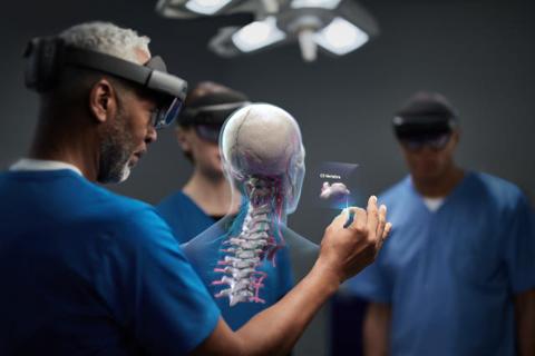 من iPhoneIslam.com، تقوم مجموعة من الجراحين باستكشاف نموذج الواقع الافتراضي للهيكل العظمي للمريض باستخدام سماعة الواقع المعزز من Apple.