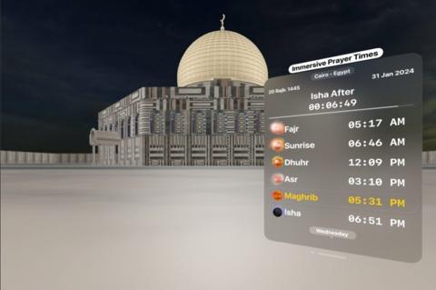 من iPhoneIslam.com، صورة ثلاثية الأبعاد لمسجد أمامه ساعة، تم التقاطها باستخدام الميزات المتقدمة في فيجن برو.