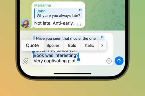 من iPhoneIslam.com، لقطة شاشة لتطبيق whatsapp messenger تظهر محادثة بين شخصين، مع وجود خيار تيليجرام لمشاركة الرسائل الصوتية.