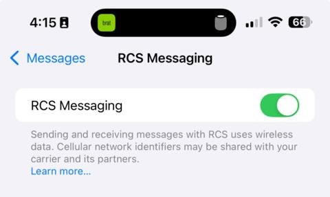 من iPhoneIslam.com، لقطة شاشة لصفحة إعدادات iPhone في iOS 18 تُظهر خيار RCS Messaging قيد التشغيل. لاحظ أن خدمة RCS تستخدم البيانات اللاسلكية وقد تشارك معرفات الشبكة مع شركة الاتصالات وشركائها. يعمل التحديث من Apple على تحسين قدرات المراسلة بسلاسة.