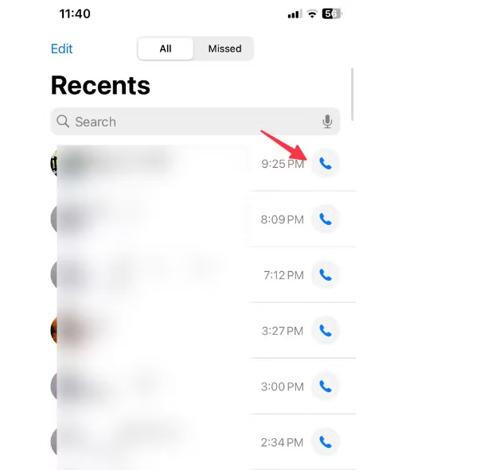 من iPhoneIslam.com، شاشة هاتف ذكي تعرض سجل المكالمات الأخيرة مع أسماء جهات اتصال غير واضحة. يشير السهم الأحمر إلى مكالمة تم إجراؤها في الساعة 9:25 مساءً، وتعرض الميزات المخفية في iOS 18 بواسطة Apple.
