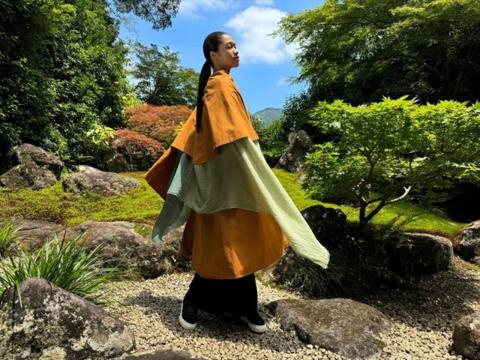 من iPhoneIslam.com، امرأة ترتدي الكيمونو في حديقة يابانية.