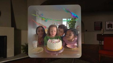 من iPhoneIslam.com، تحتفل مجموعة من الأطفال بعيد ميلادهم وهم يرتدون نظارات الواقع المعزز من شركة أبل، ويعيشون تجربة بديلة على الشاشة.