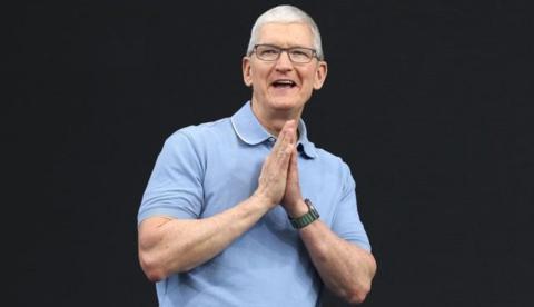 من iPhoneIslam.com، الرئيس التنفيذي لشركة أبل، تيم كوك، صنع بواسطة تيم كوك من شركة أبل، يقف لالتقاط صورة في أحد الأحداث.