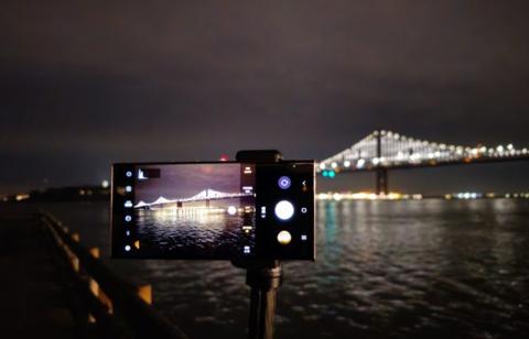 من iPhoneIslam.com، جسر خليج سان فرانسيسكو في الليل مع حامل ثلاثي الأرجل.