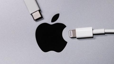 من iPhoneIslam.com، شعار Apple مع كابل شحن Thunderbolt متصل به.