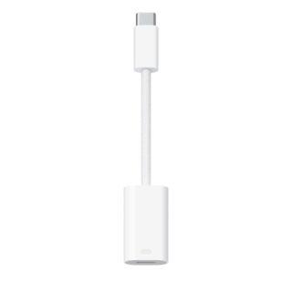 من iPhoneIslam.com، محول USB أبيض على خلفية بيضاء.