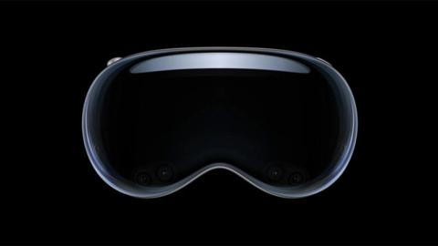 من iPhoneIslam.com، خوذة سوداء تتميز بنظارة Vision pro على خلفية سوداء.