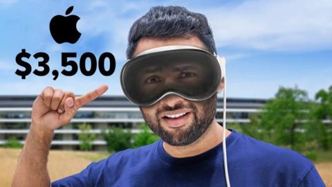 من iPhoneIslam.com، تجربة النظارات: يرتدي نظارات VR من Apple وهو يشير إلى متجر Apple.